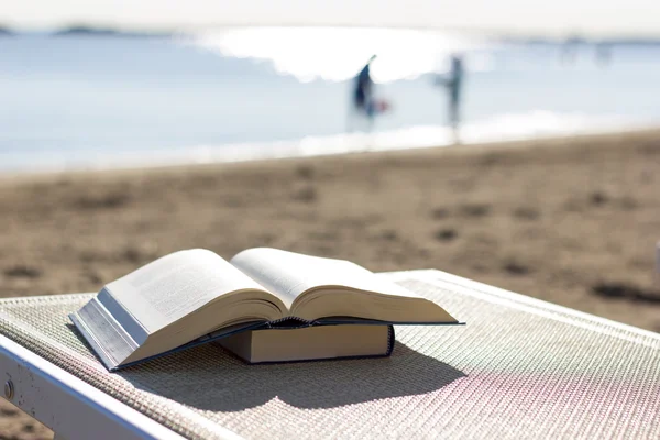 Livro sobre a praia — Fotografia de Stock