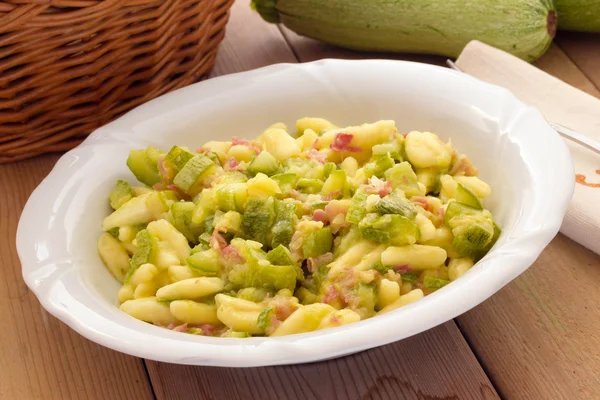 Cavatelli pasta with bacon and courgettes — Stock Photo, Image