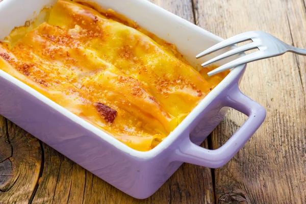 Cannelloni med skinka och ost i ugn — Stockfoto