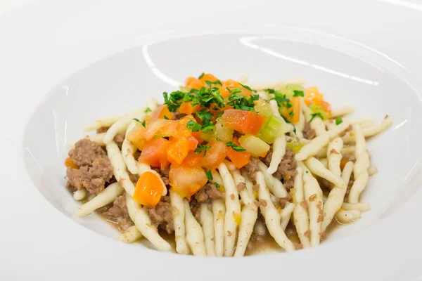 Pasta Strozzapreti con sugo di carne e verdure — Foto Stock