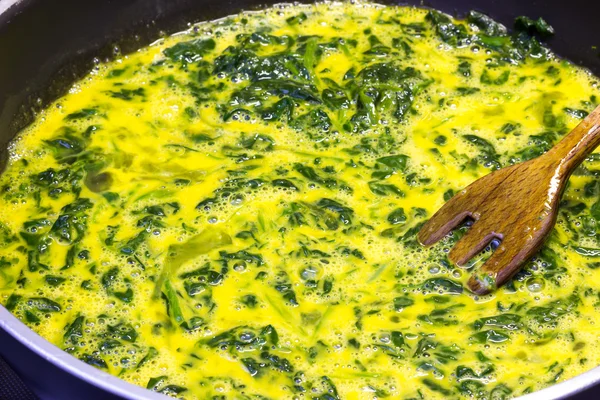 Scrambled eggs with spinach — Stock Photo, Image