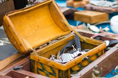 Saatler kutusunda vintage bir bit pazarı