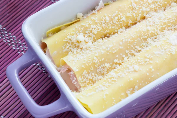 Canelones al horno con jamón y queso —  Fotos de Stock