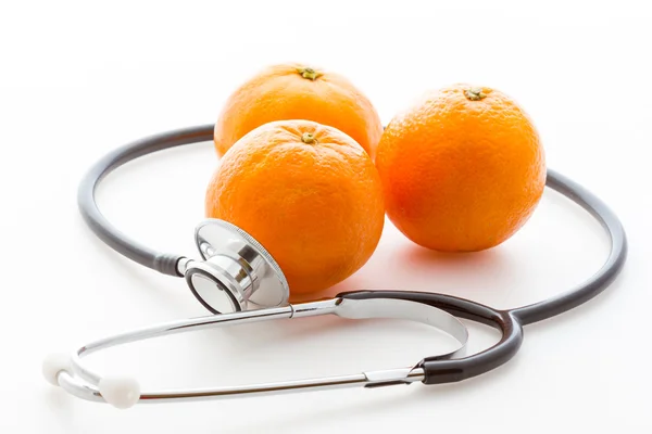 Стетоскоп и апельсин — стоковое фото