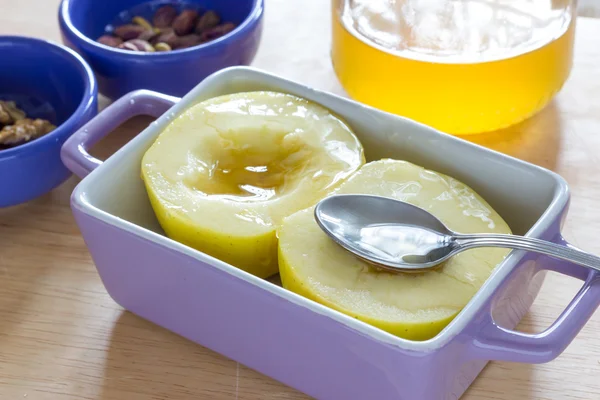 Печёное яблоко с медом и фисташковыми орехами — стоковое фото