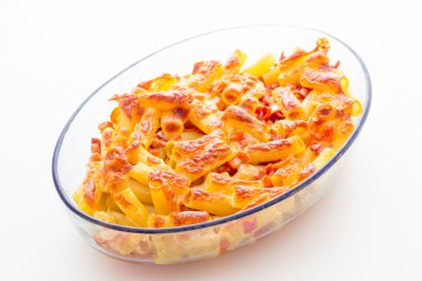 Fırında makarna peynir domates ve sosis ile