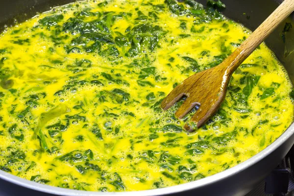 Scrambled eggs with spinach — Stock Photo, Image