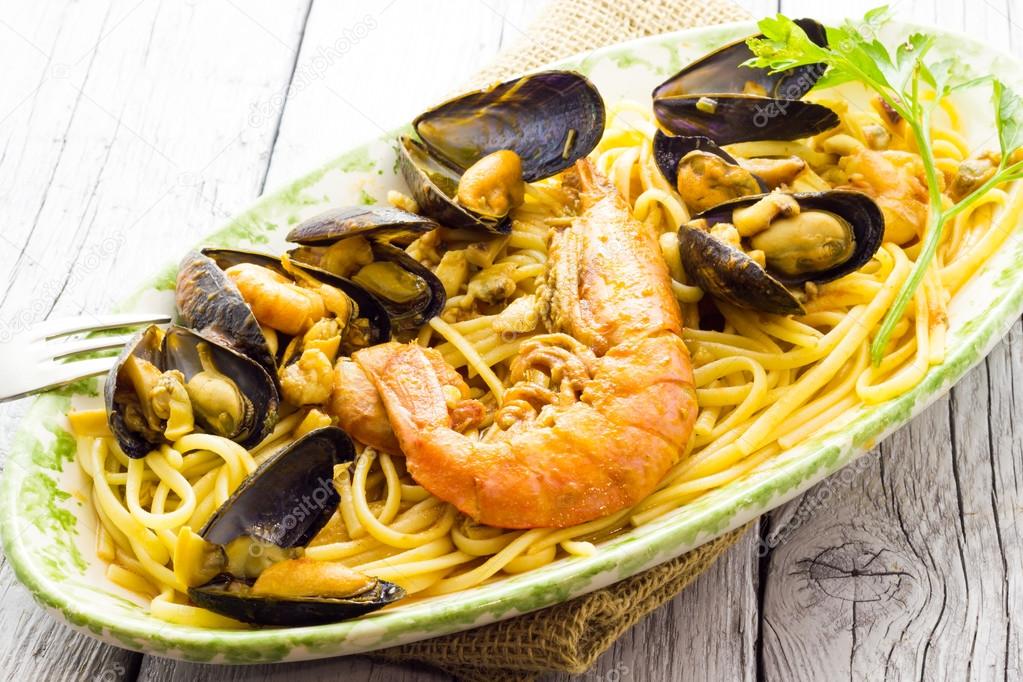 Spaghetti with prawns and mussels Stock Photo by ©fpwing_c 73461609