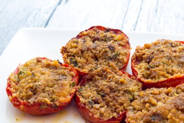 Doldurulmuş domates tamamen kızarmış