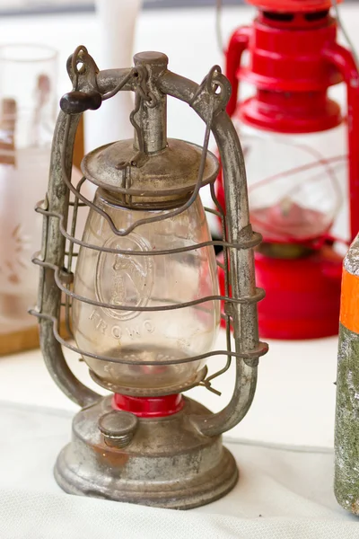 Lámpara de aceite vintage en un mercado de pulgas — Foto de Stock