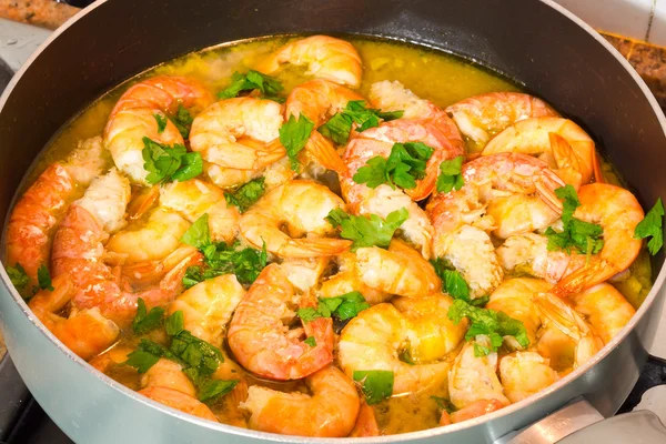 Shrimp memasak dengan peterseli — Stok Foto