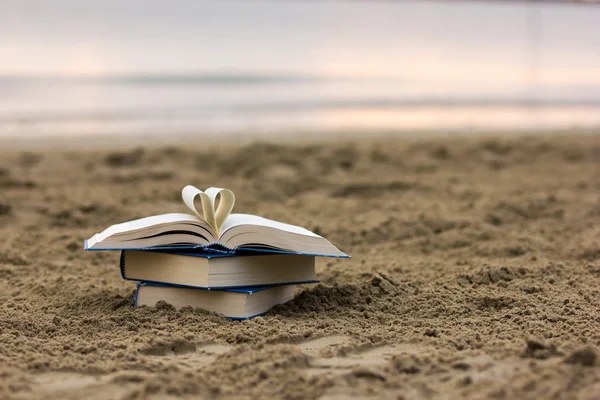 Book on the beach — Stock Photo, Image