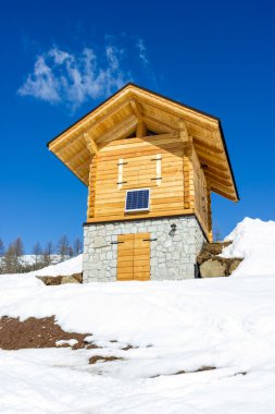 Dağlardaki ahşap kulübe.