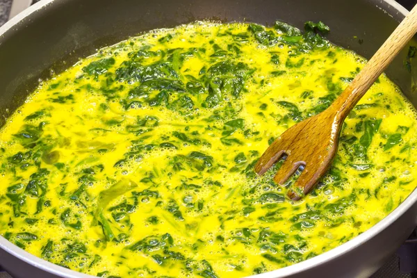 Scrambled eggs with spinach — Stock Photo, Image