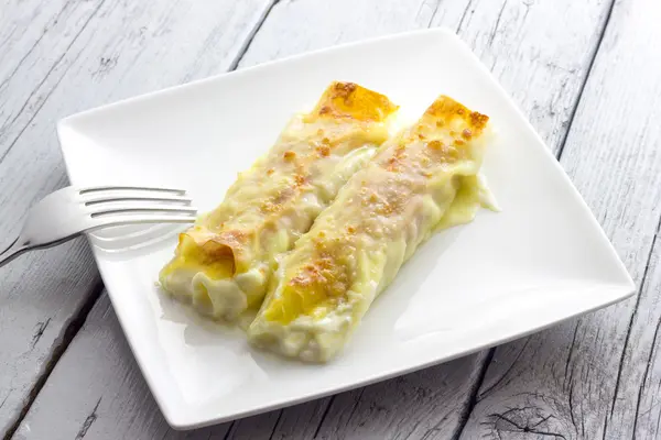 Cocinar canelones horneados —  Fotos de Stock