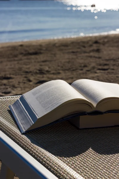 Livro sobre a praia — Fotografia de Stock