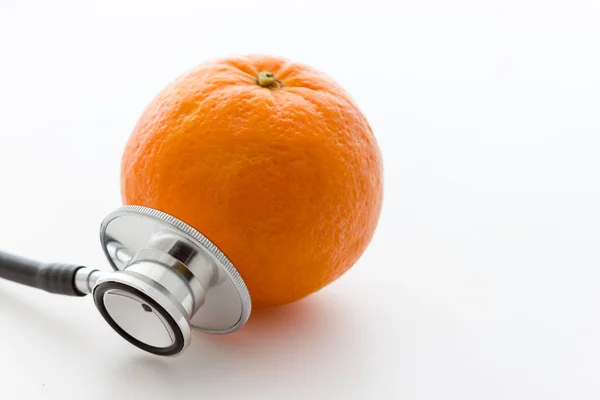 Estetoscopio y naranja —  Fotos de Stock