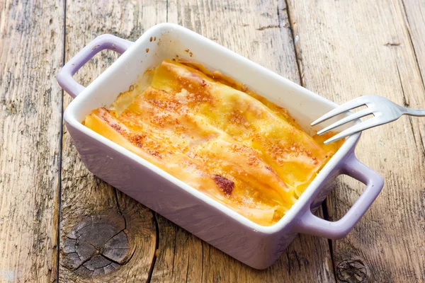 Cannelloni baked with ham and cheese — Stock Photo, Image