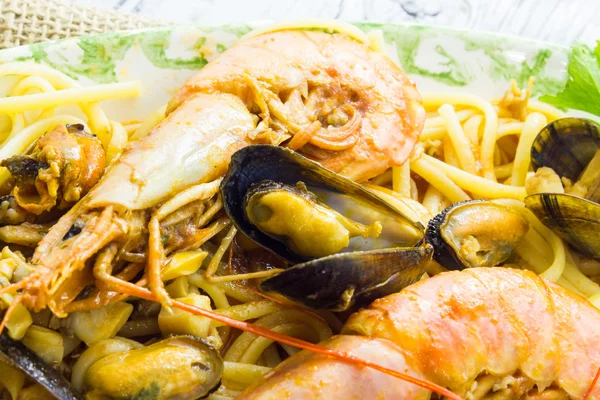 Spaghetti con gamberi e cozze — Foto Stock