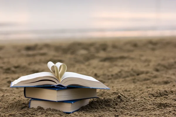 Livro sobre a praia — Fotografia de Stock