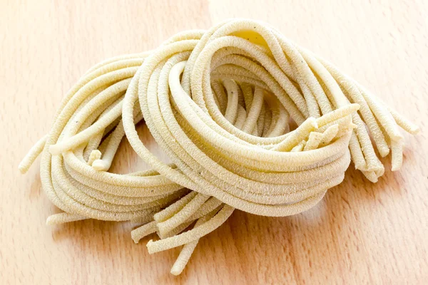 Pici, handgerolde pasta — Stockfoto