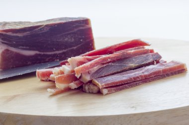 çiğ domuz pastırması şeritler