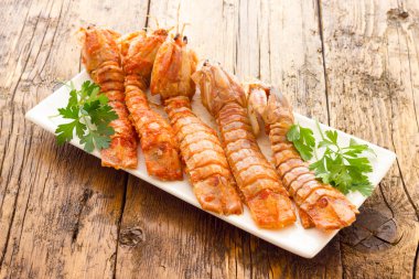 Mantis karides domates ile