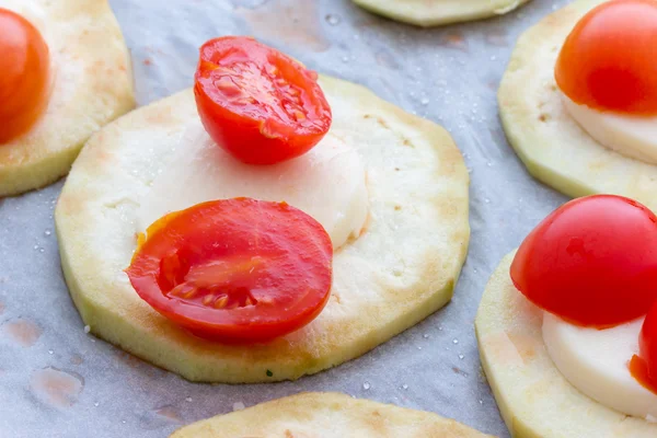 Баклажан с сыром и помидорами — стоковое фото