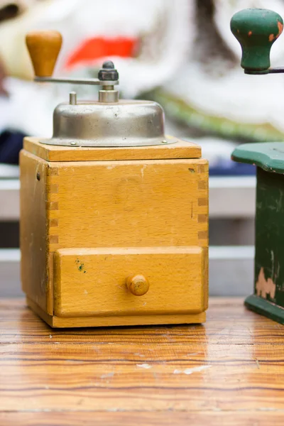 Vintage kaffekvarn i en loppmarknad — Stockfoto