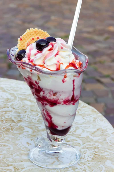 Iskrem med kirsebær – stockfoto