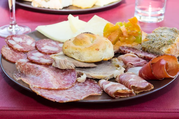 토스카 나에서 치즈와 고기 접시 — 스톡 사진