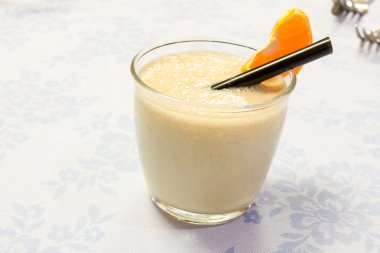 Muz smoothie mandarin ile