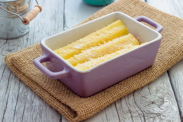 Cannelloni dipanggang dengan ham dan keju — Stok Foto