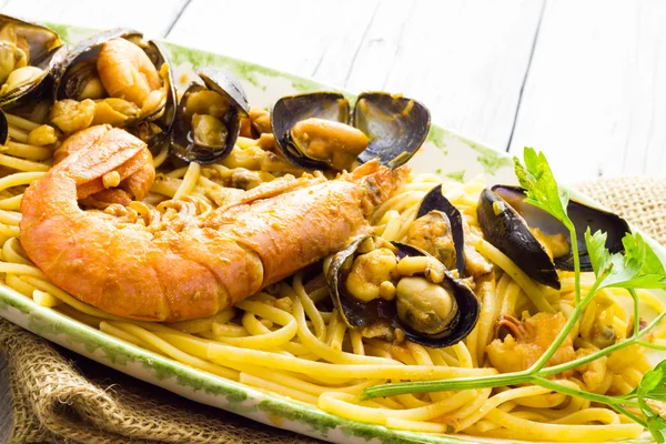 意大利面配虾和贻贝 — 图库照片