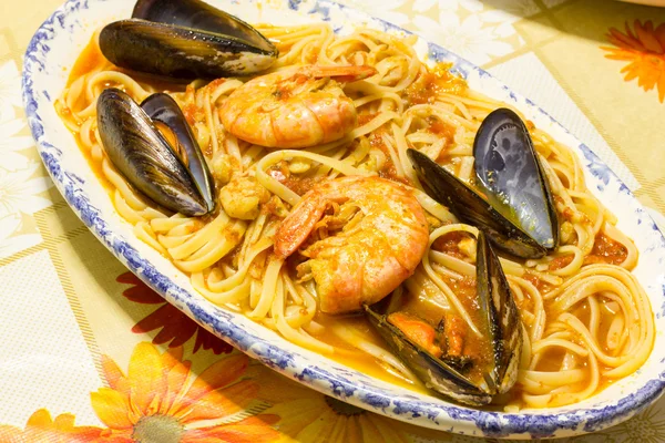 Plate of spaghetti with seafood — Stock Photo, Image