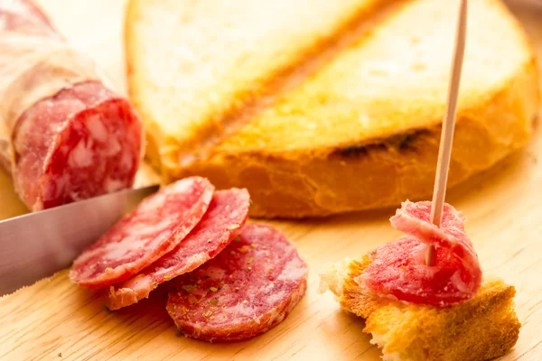 Salame de comida de dedo — Fotografia de Stock