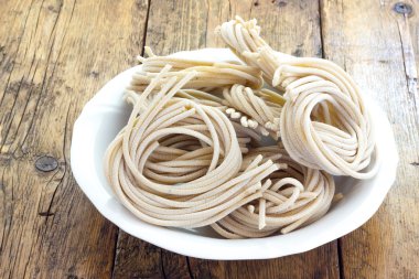 Pici, el haddelenmiş makarna