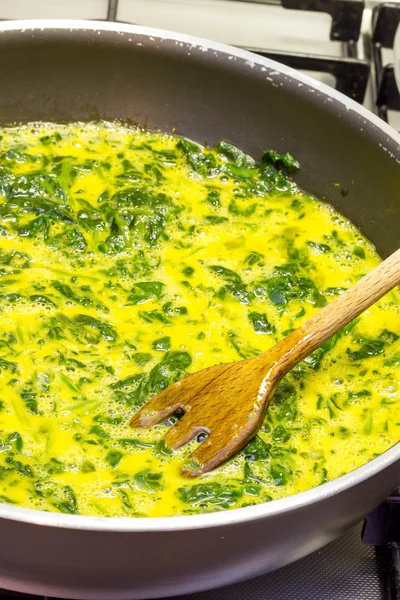 Scrambled eggs with spinach — Stock Photo, Image