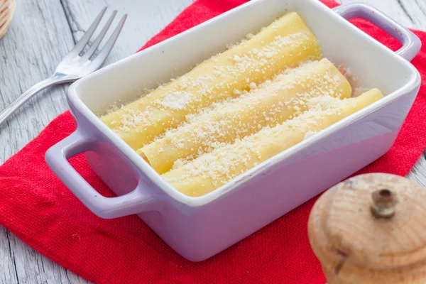 Canneloni gebakken met ham en kaas — Stockfoto