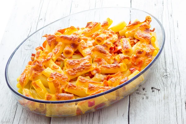 Queso de macarrones al horno con tomates y salchichas — Foto de Stock