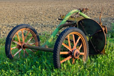 Outil agricole antik bir eğe içinde