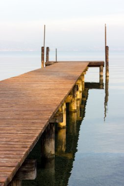 Bir göl üzerinde küçük liman