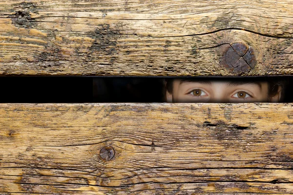 Et barns hemmelige utseende – stockfoto