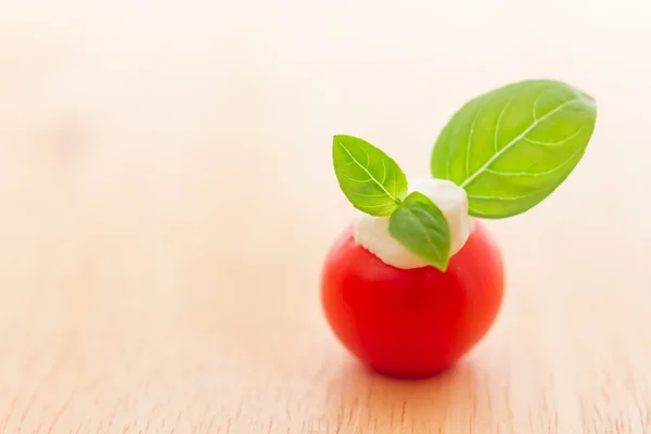 Tomates cereja com queijo mole — Fotografia de Stock