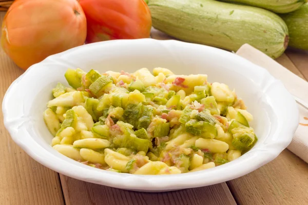 Cavatelli pasta with bacon and courgettes — Stock Photo, Image