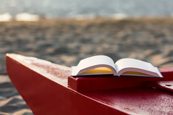 Buch am Strand — Stockfoto