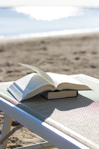 Book on the beach — Stock Photo, Image