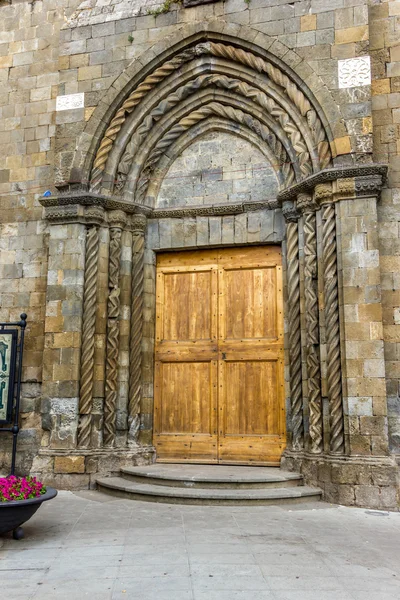 Старые деревянные двери церкви — стоковое фото