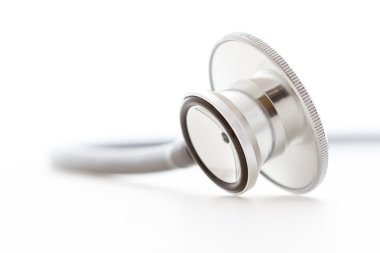 Beyaz arkaplanda steteskop