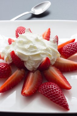 Bir tabak lezzetli çilek